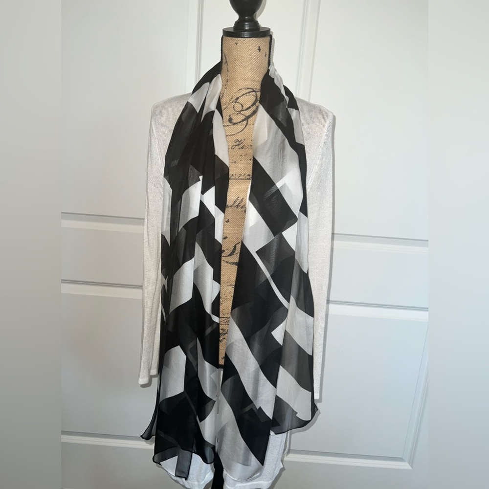 Black and white scarf